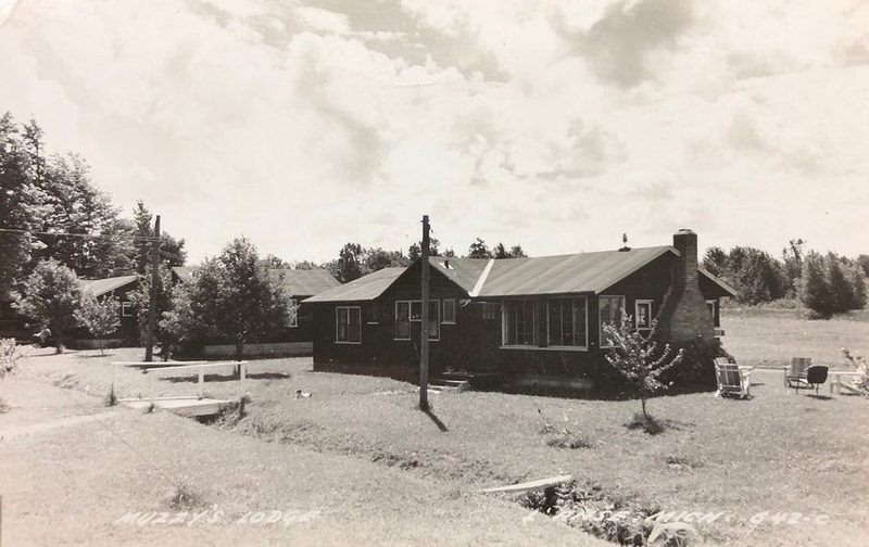 Muzzys Lodge (Muzzys Airport) - Vintage Postcard